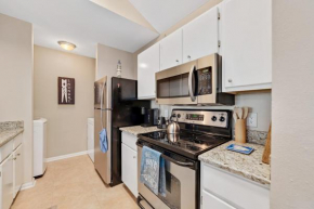 Charming Condo with luxe amenities less than 10 minutes from the Beach
